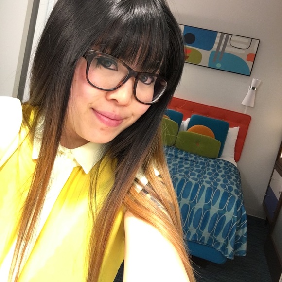 Meet Your Posher, Laura! - Picture 2 of 6